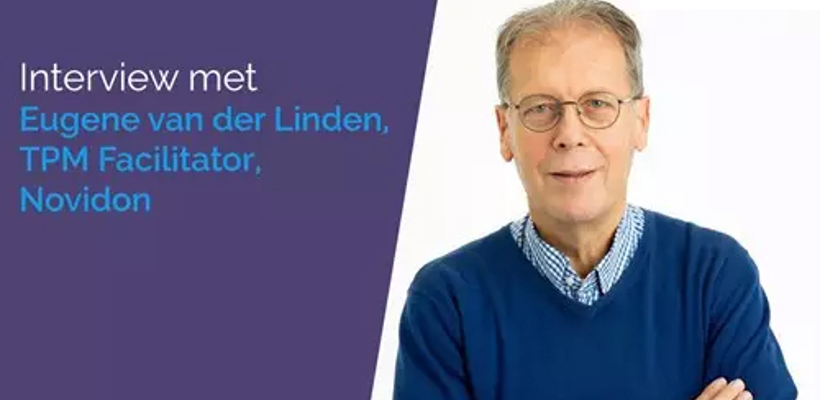 Een man in een blauwe trui