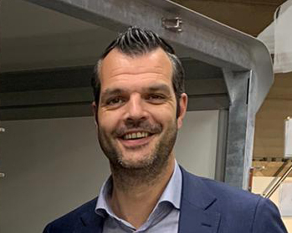 Een man in een pak
