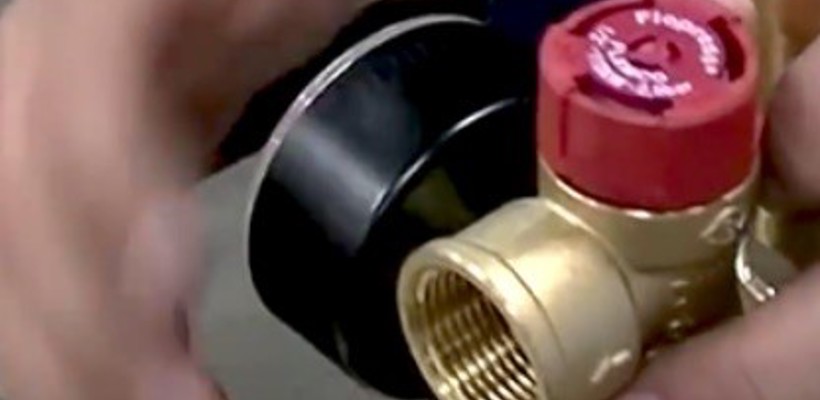 Iemand die een rood-gouden pijp vasthoudt