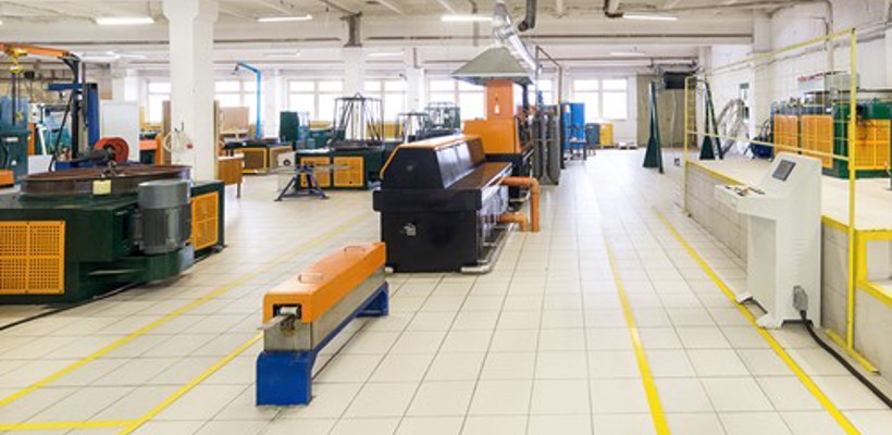 Een grote ruimte met machines en apparatuur