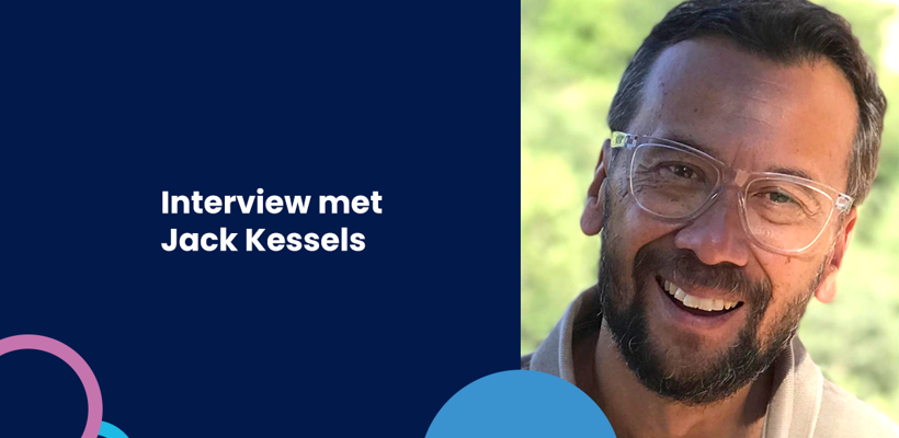 Een man met een bril die glimlacht
