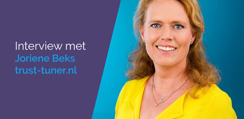 Een vrouw in een geel shirt