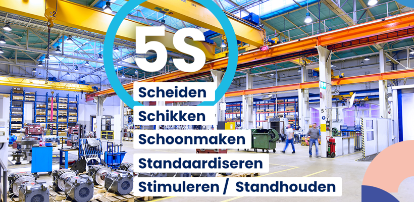 Een groot magazijn met meerdere machines