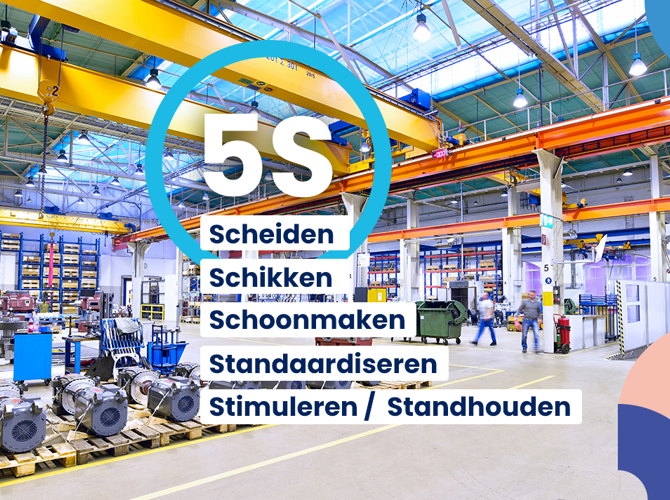 Een groot magazijn met meerdere machines