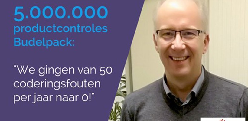 Een man die glimlacht voor een foto
