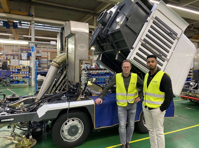 Twee mannen staan voor een grote vrachtwagen