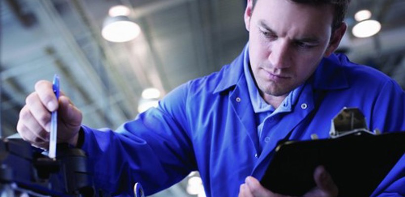 Een man in een blauw shirt kijkt naar een clipboard
