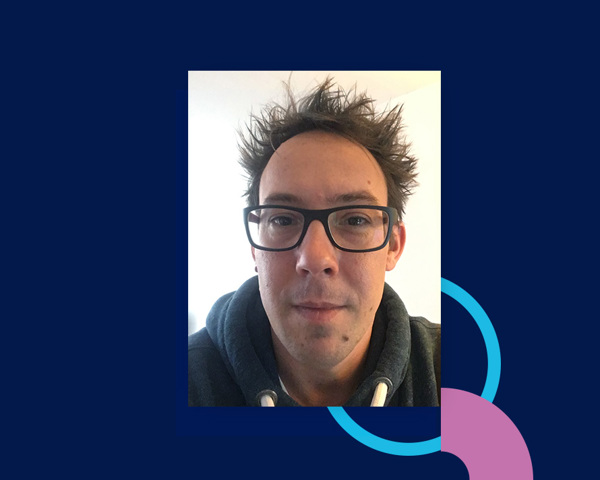 Een man die een selfie maakt