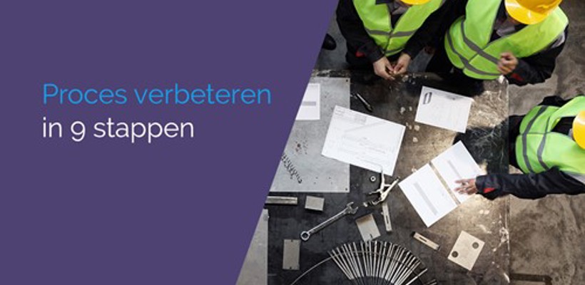 Een groep mannen in veiligheidsvesten en helmen