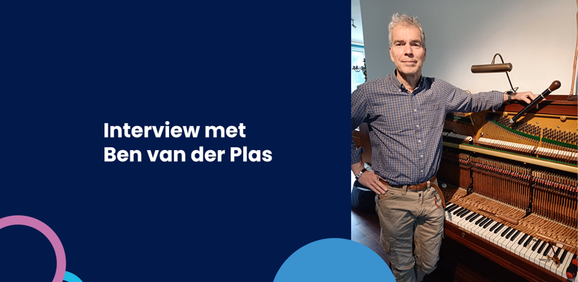 Een man die voor een blauw-wit bord staat