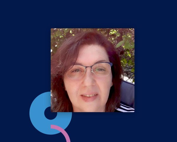 Een vrouw die een selfie maakt