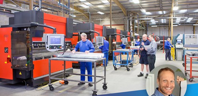 Een groep mannen die in een fabriek werkten