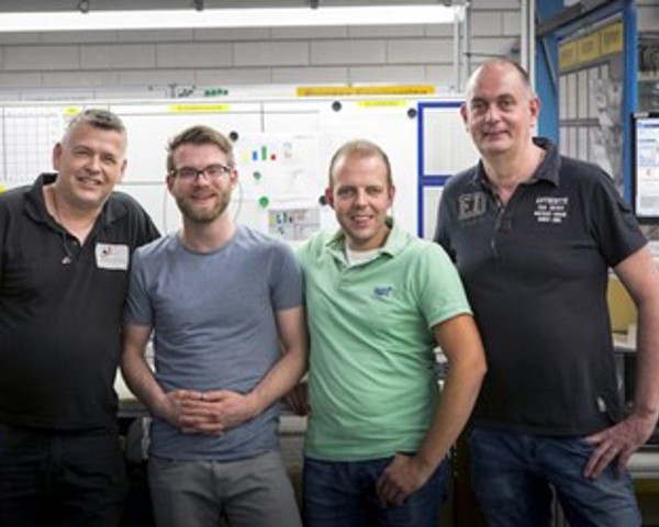 Een groep mannen die samen staat