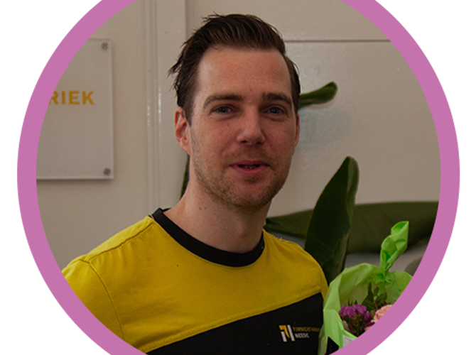 Een man met een boeket bloemen