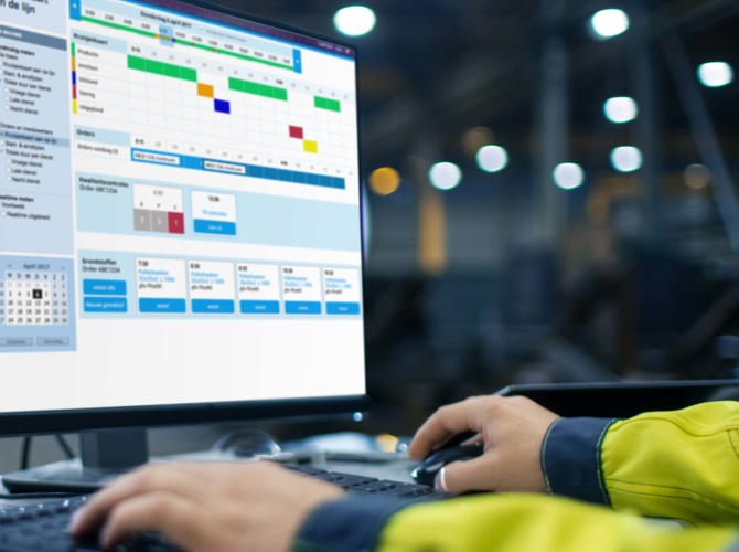 Een persoon die een computer gebruikt