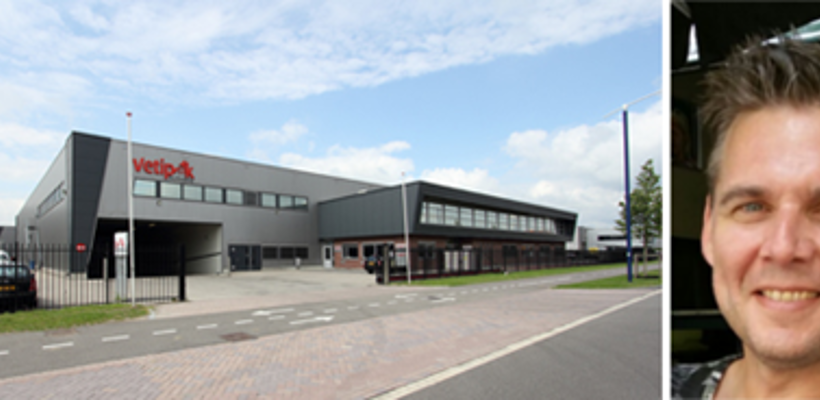 Een gebouw met een parkeerplaats