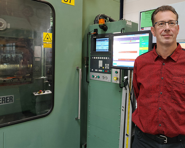 Een man die voor een machine staat