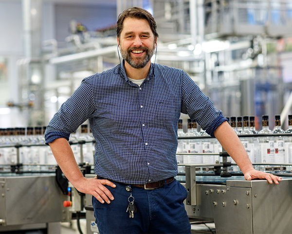 Een man die in een fabriek staat