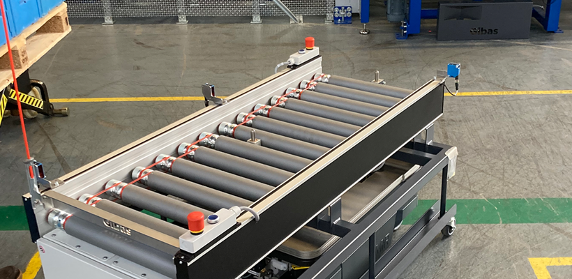 Een machine met rollen in een fabriek
